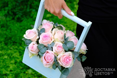 Композиция из 15 розовых роз в ящике "Прохлада"